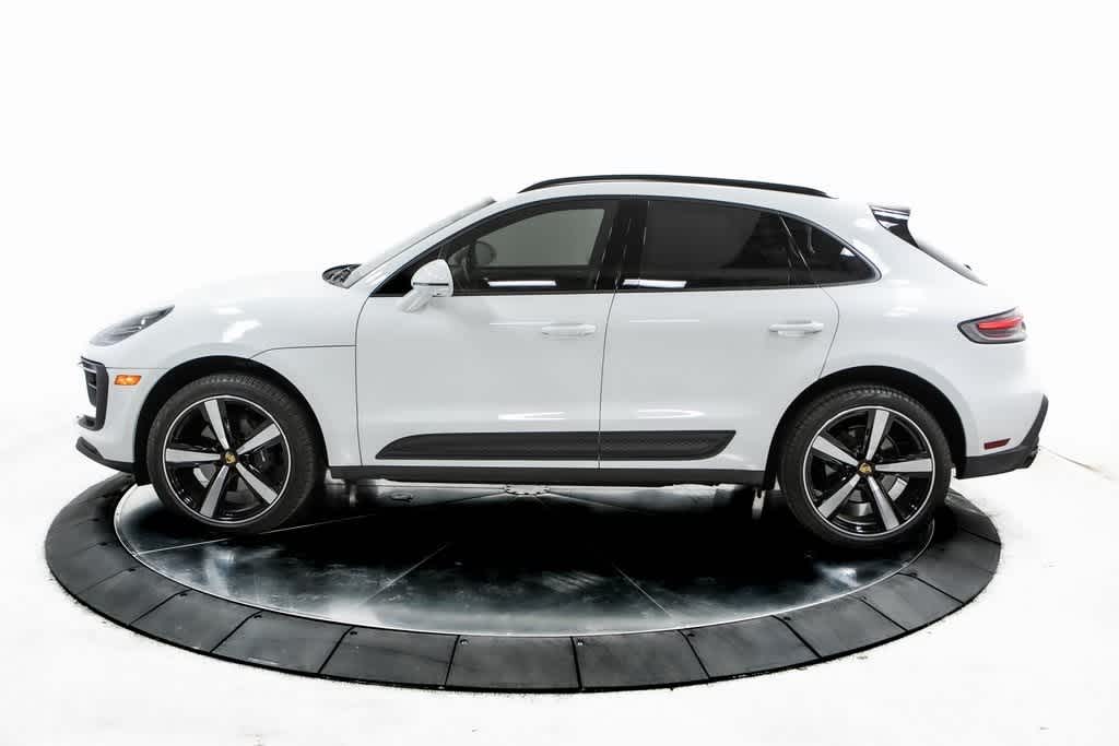 2024 Porsche Macan Base photo 2