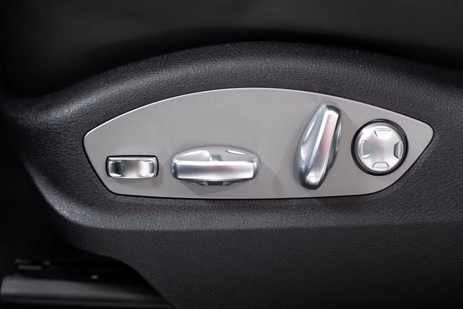 Thumbnail: 2025 Porsche Macan - 18