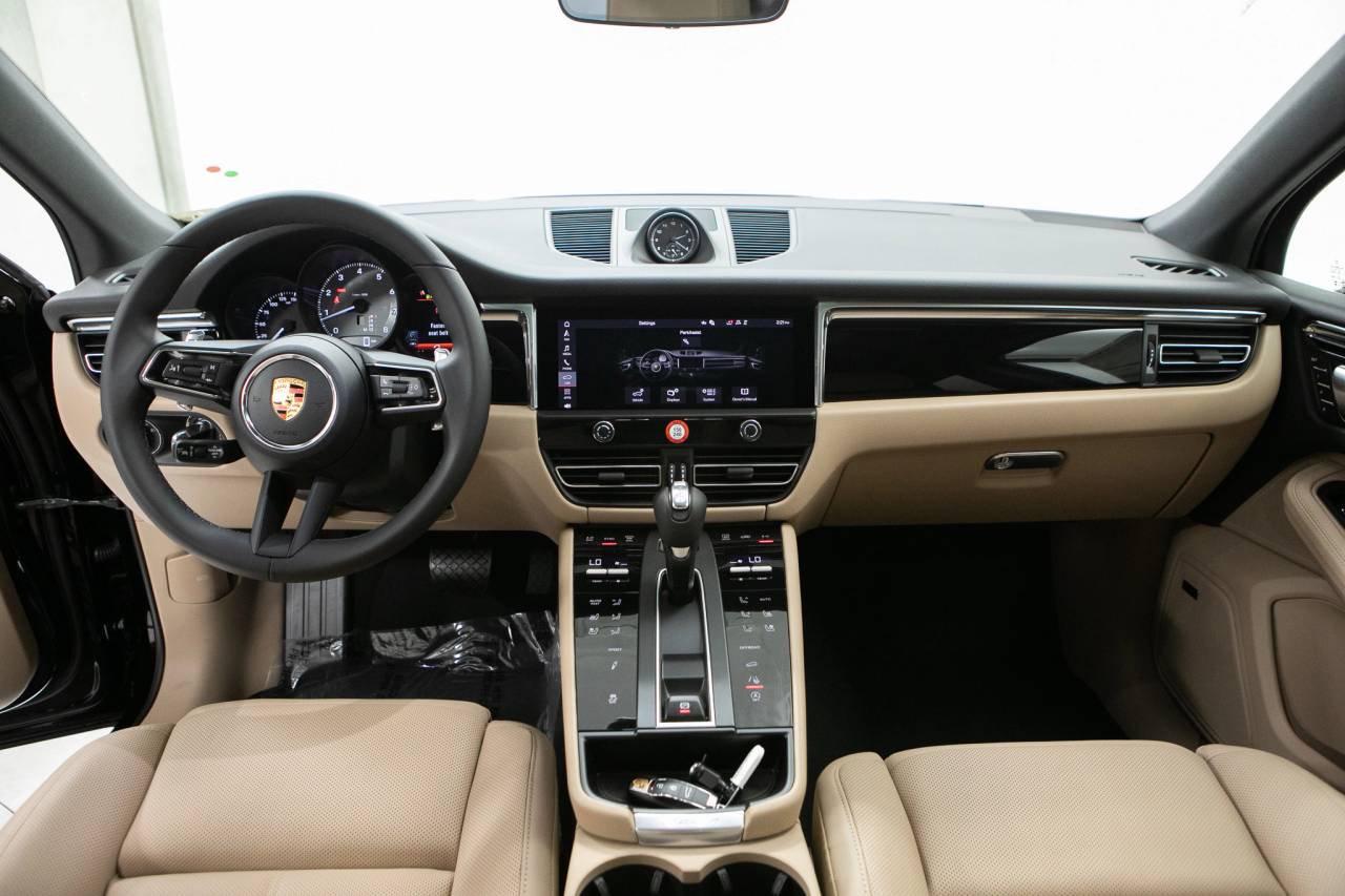 Thumbnail: 2026 Porsche Macan - 20