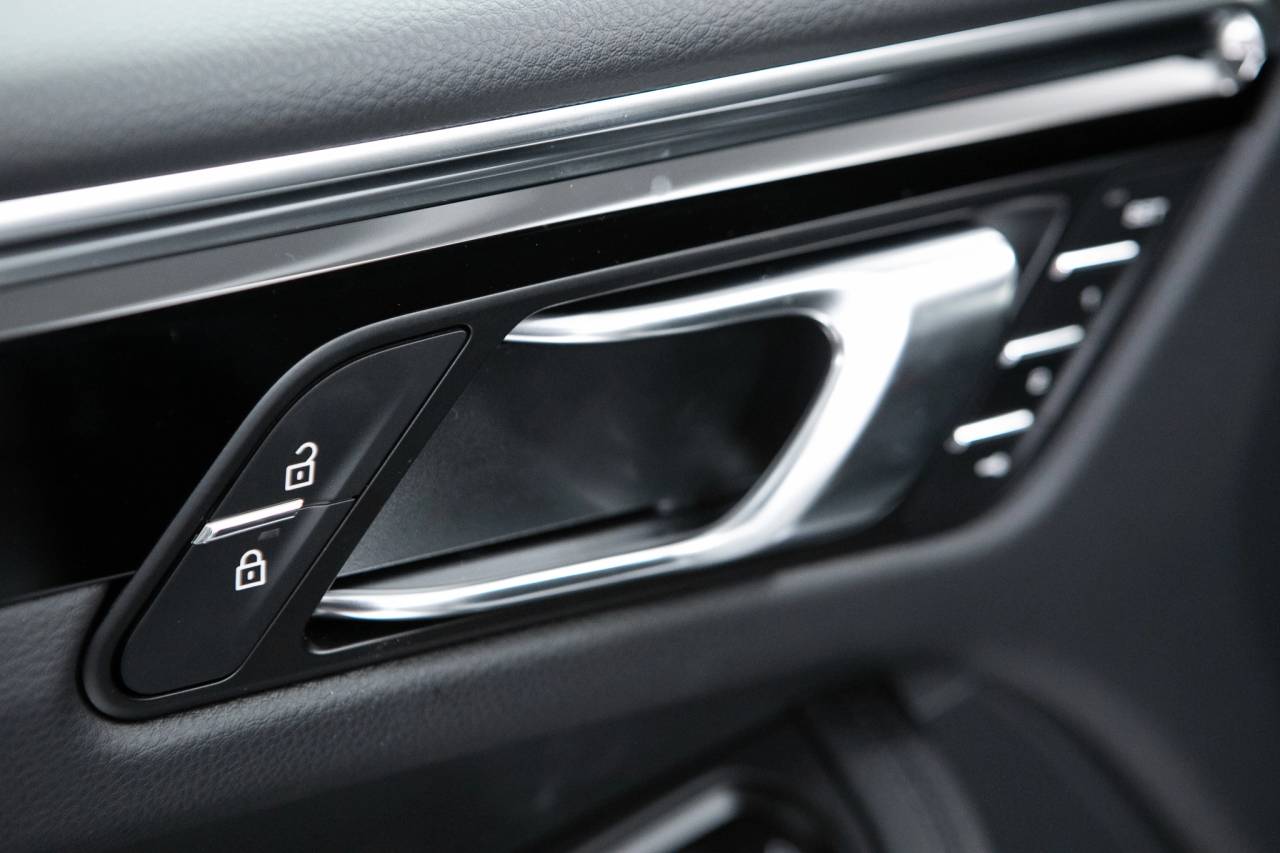 Thumbnail: 2026 Porsche Macan - 25