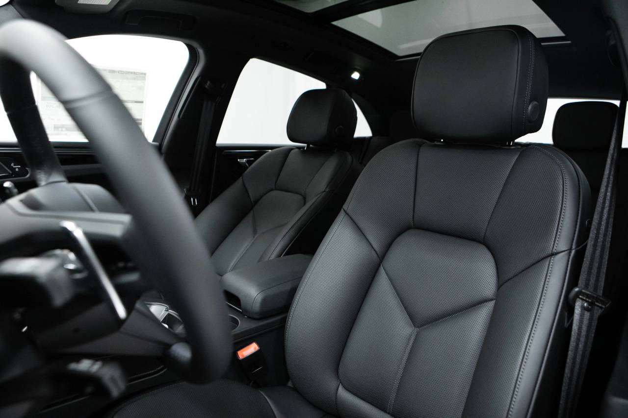 Thumbnail: 2026 Porsche Macan - 5