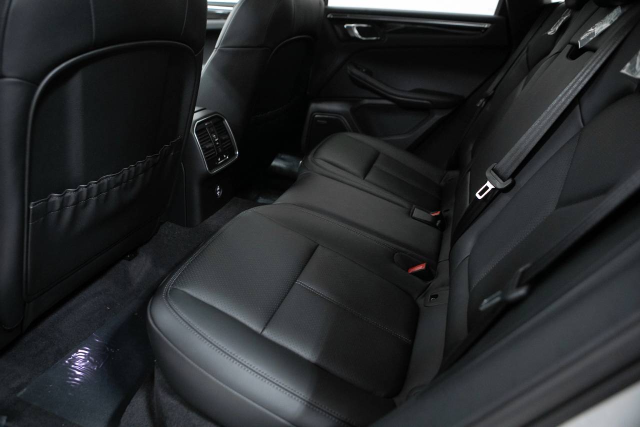 Thumbnail: 2026 Porsche Macan - 35