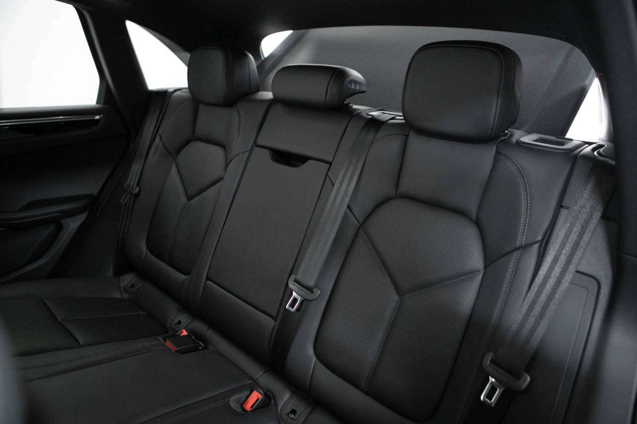 Thumbnail: 2026 Porsche Macan - 36