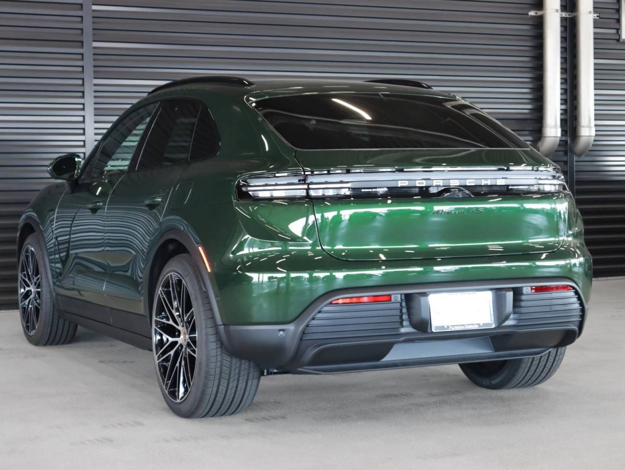 Thumbnail: 2025 Porsche Macan - 3