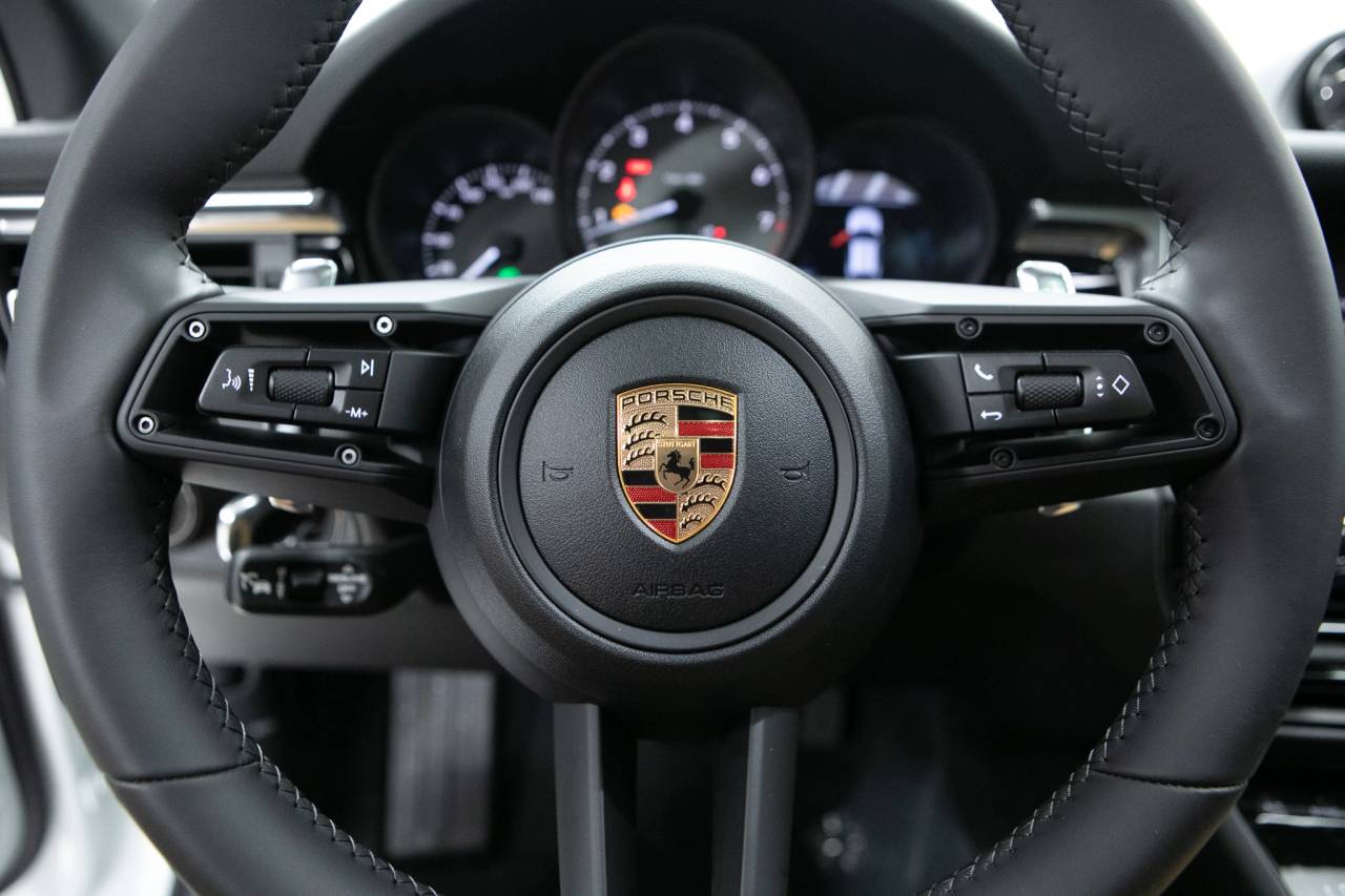 Thumbnail: 2026 Porsche Macan - 21