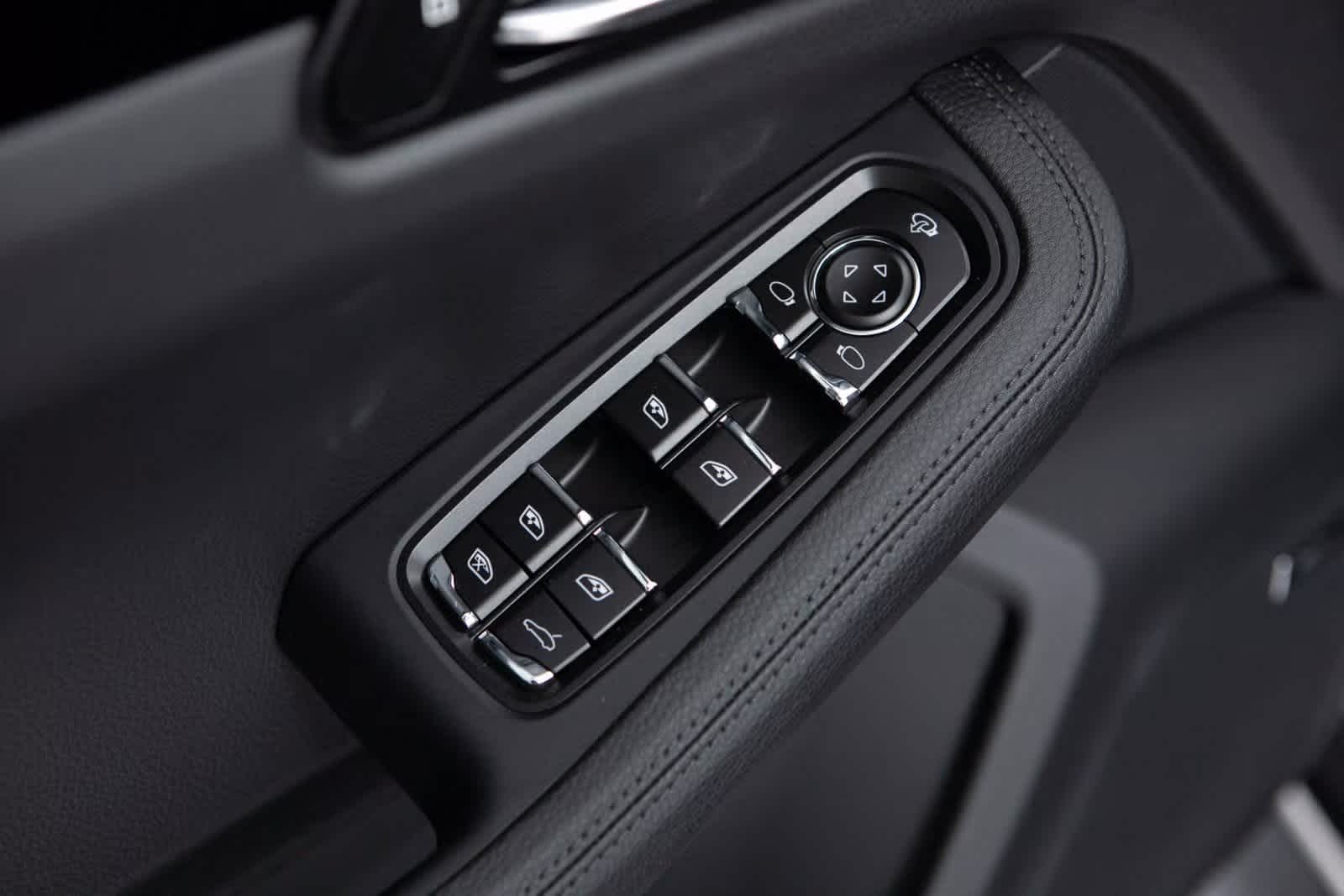 Thumbnail: 2025 Porsche Macan - 19