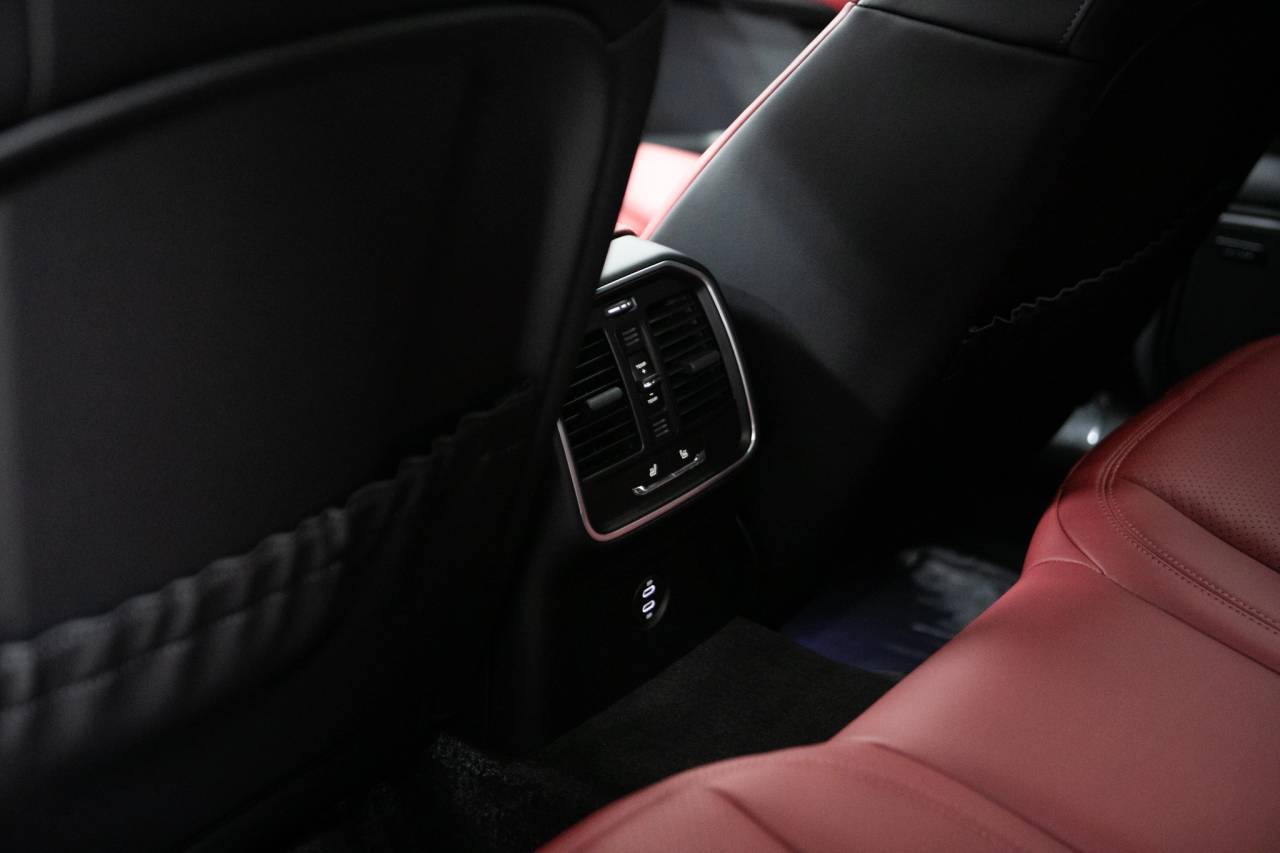 Thumbnail: 2026 Porsche Macan - 35