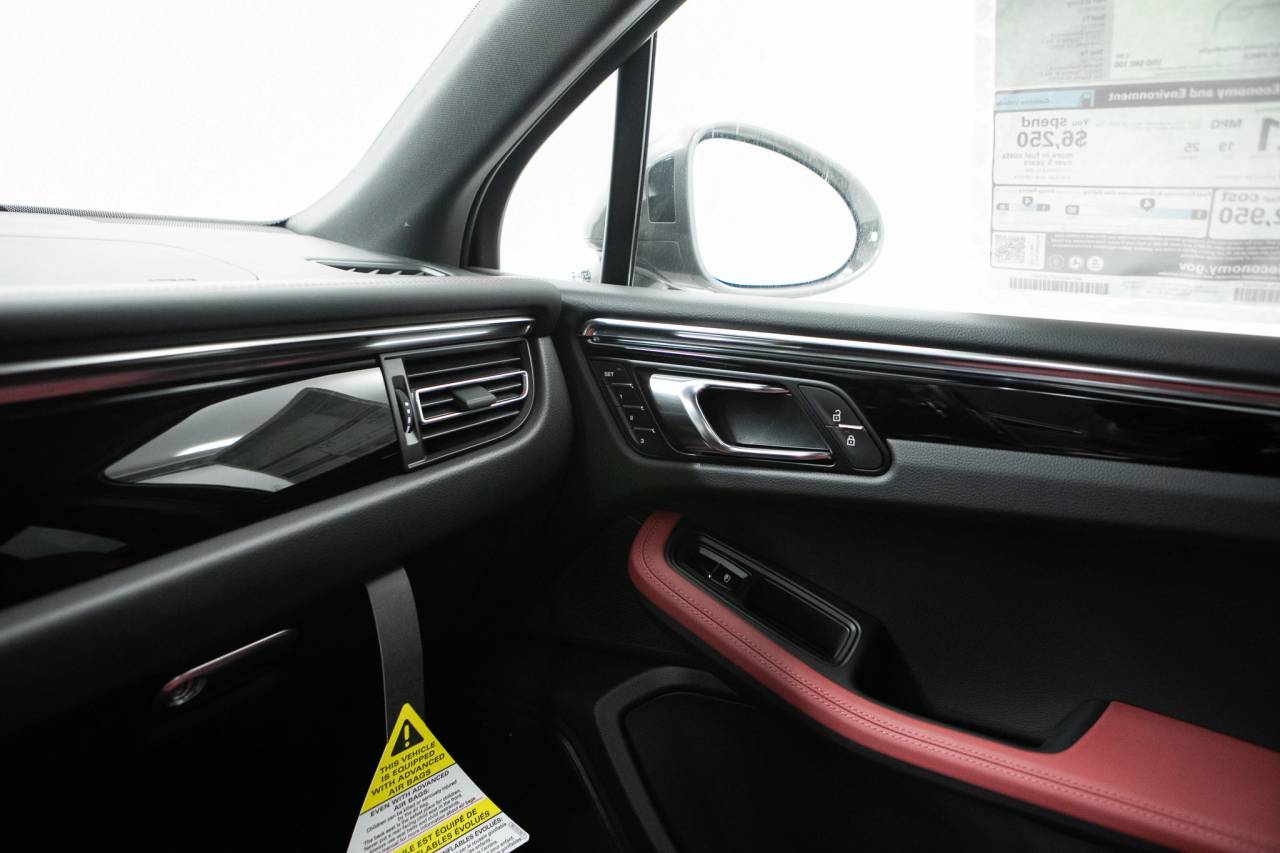 Thumbnail: 2026 Porsche Macan - 30