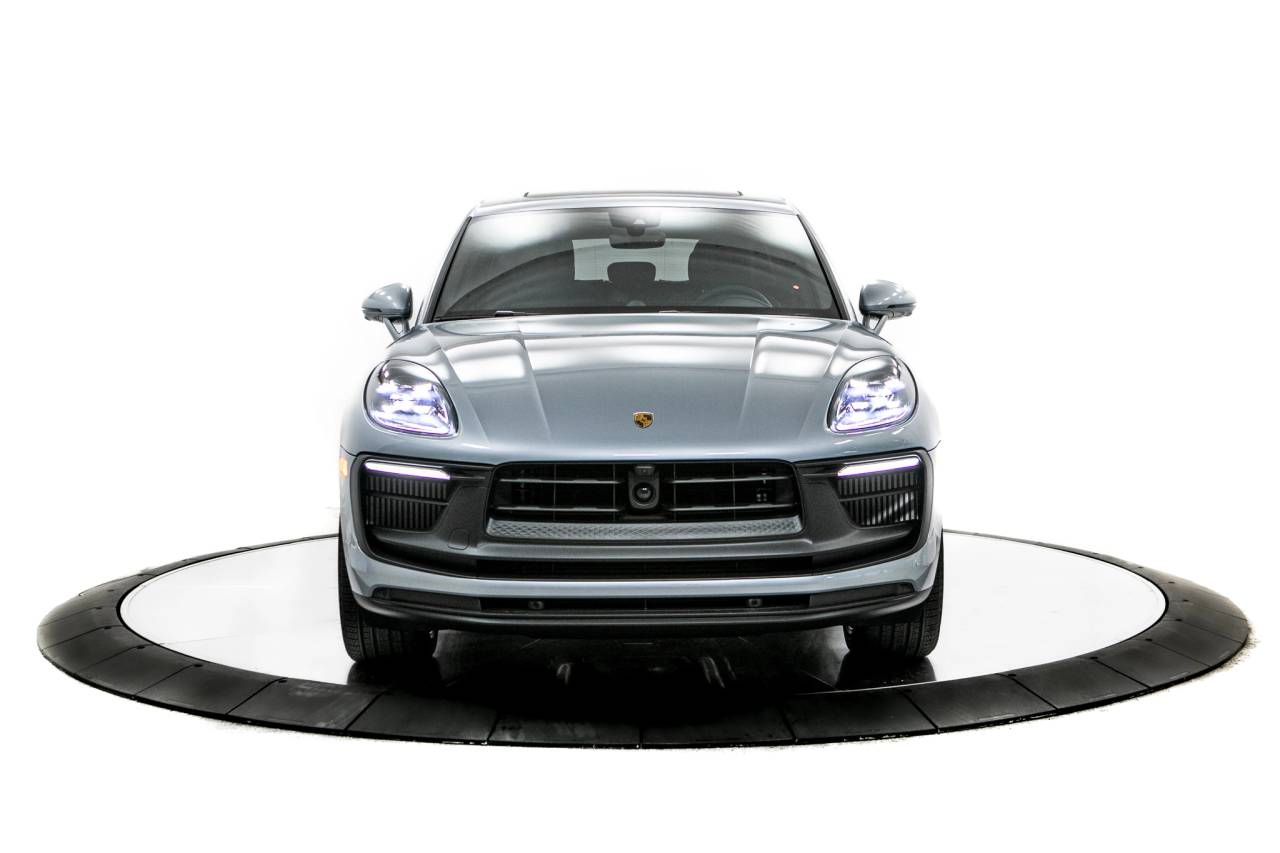 Thumbnail: 2026 Porsche Macan - 10