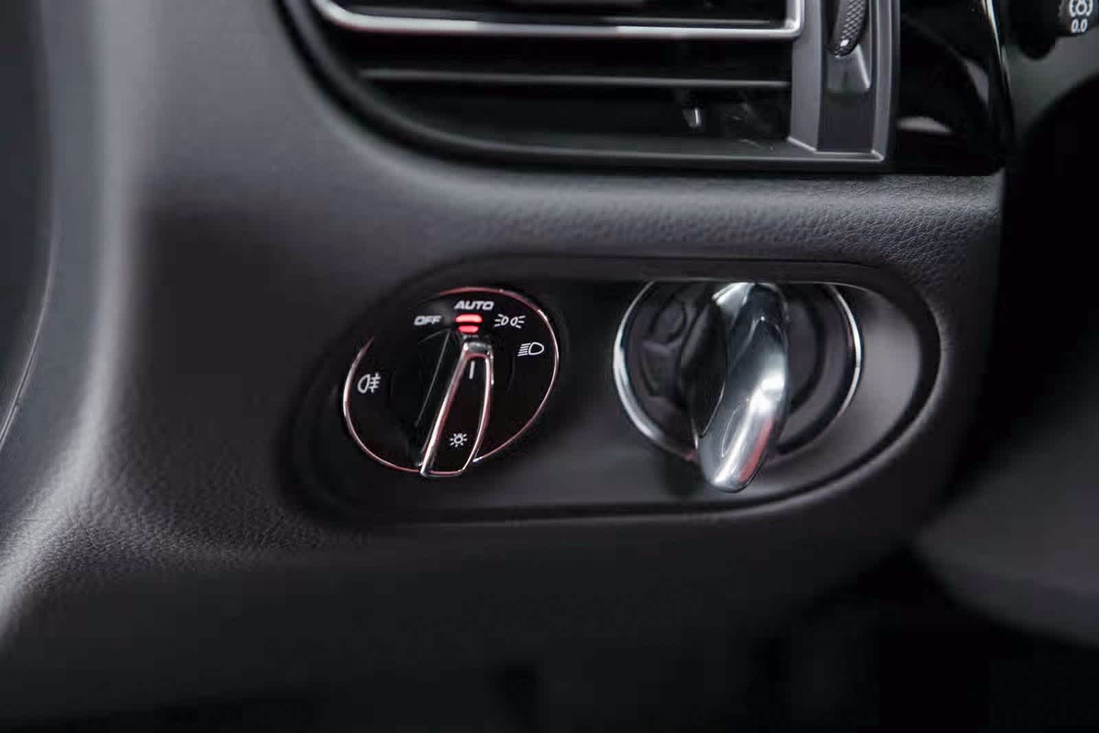 Thumbnail: 2025 Porsche Macan - 21