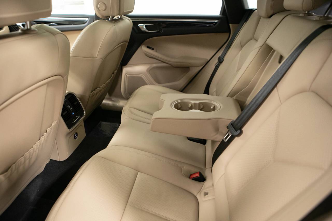 Thumbnail: 2026 Porsche Macan - 36