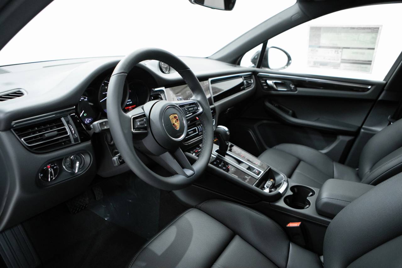 Thumbnail: 2026 Porsche Macan - 4