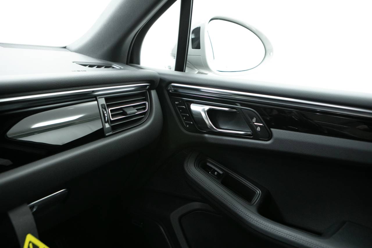 Thumbnail: 2025 Porsche Macan - 31