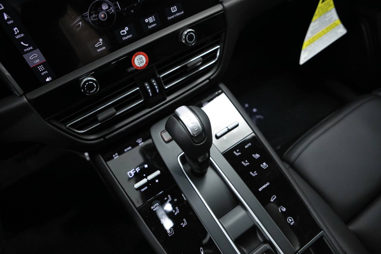 Thumbnail: 2026 Porsche Macan - 27