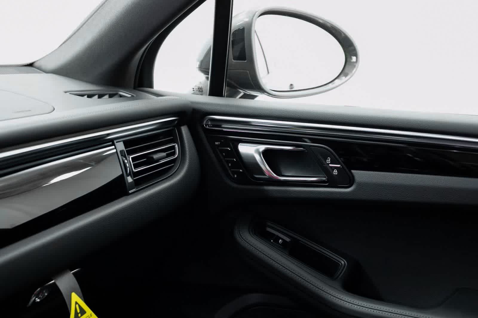 Thumbnail: 2025 Porsche Macan - 23