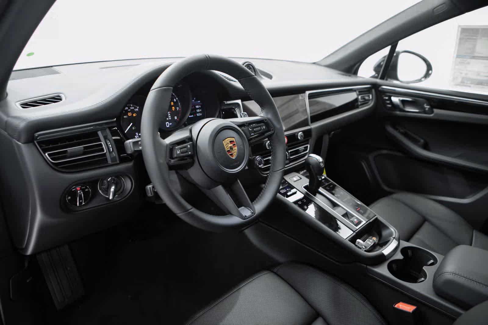 Thumbnail: 2026 Porsche Macan - 3