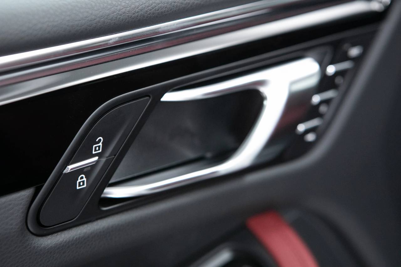 Thumbnail: 2026 Porsche Macan - 25