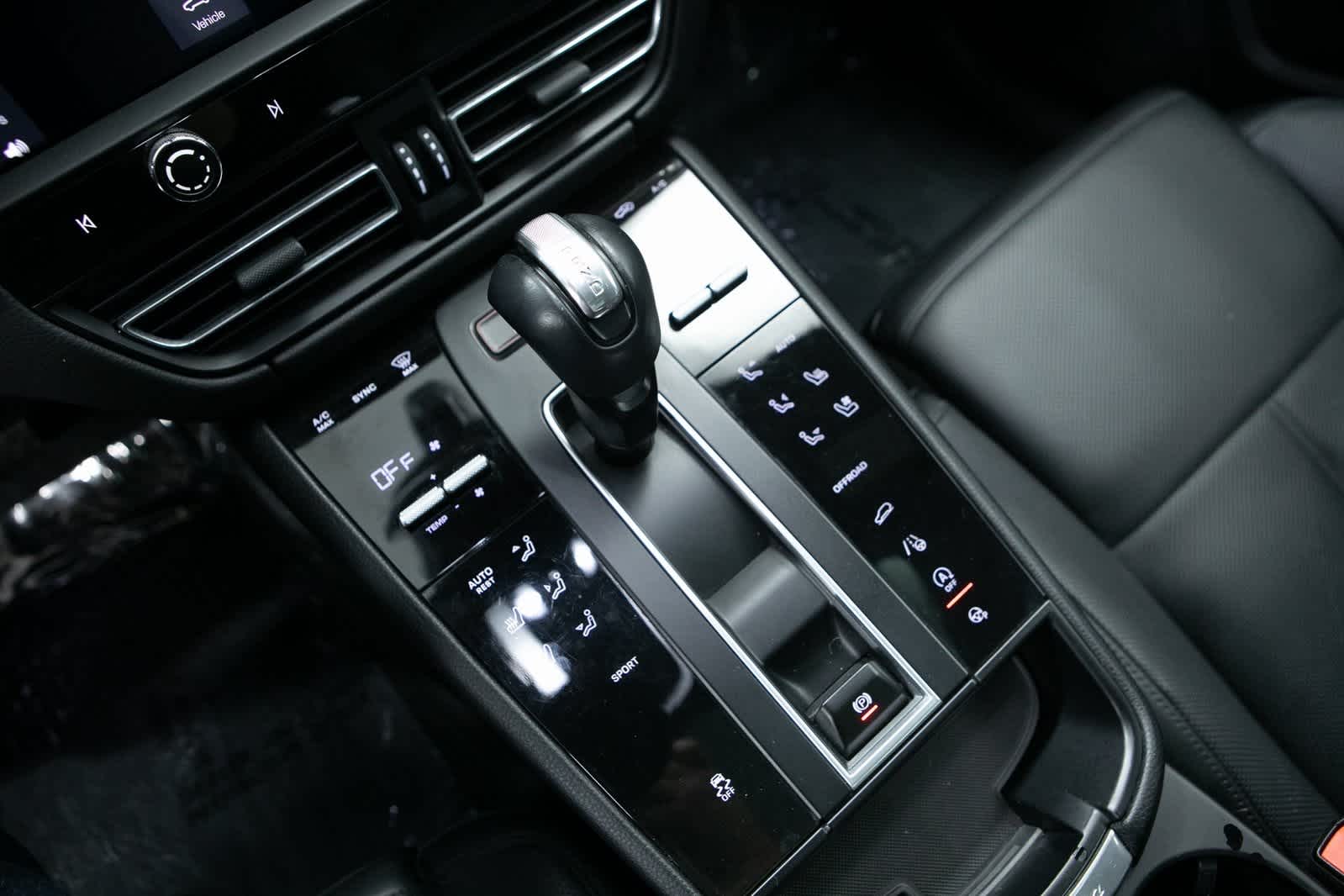 Thumbnail: 2023 Porsche Macan - 21