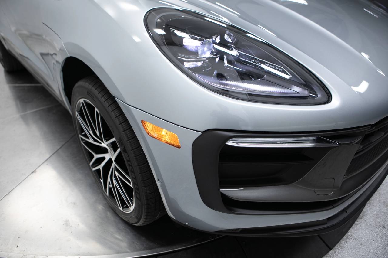 Thumbnail: 2026 Porsche Macan - 12