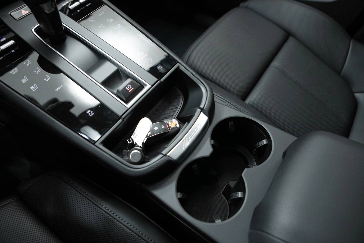 Thumbnail: 2026 Porsche Macan - 33