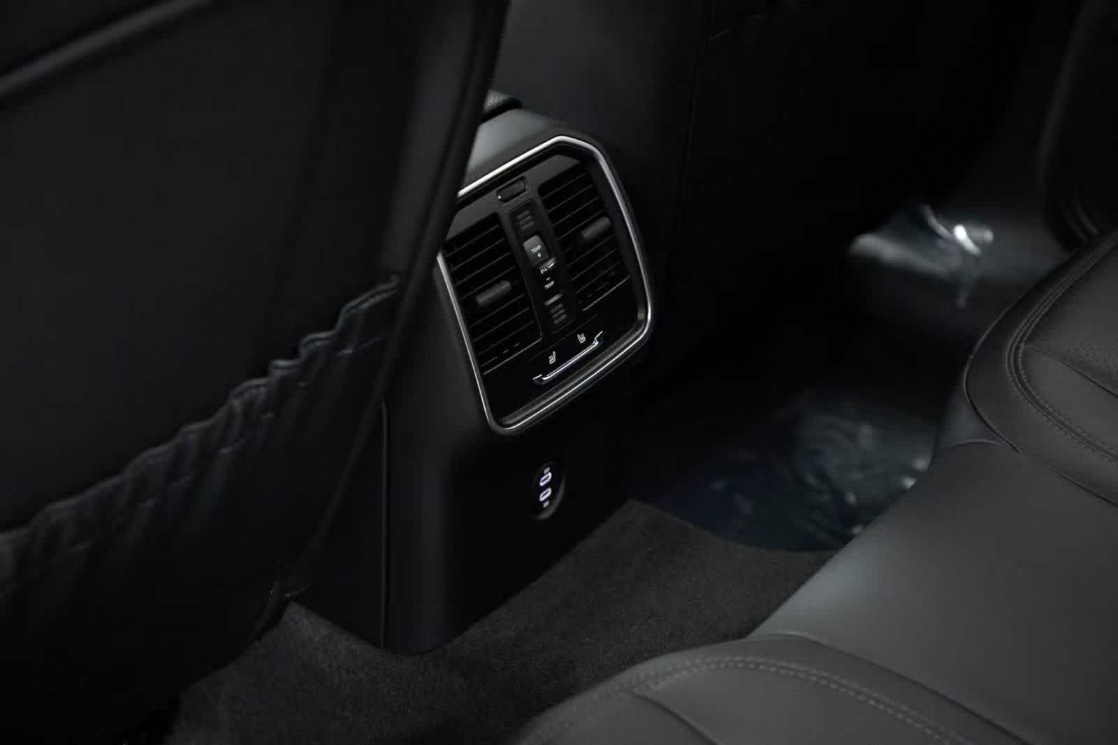 Thumbnail: 2025 Porsche Macan - 29