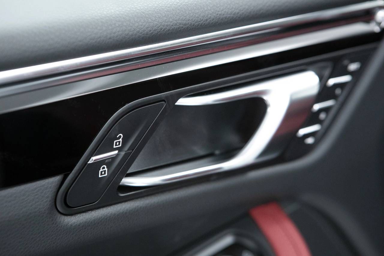 Thumbnail: 2026 Porsche Macan - 25