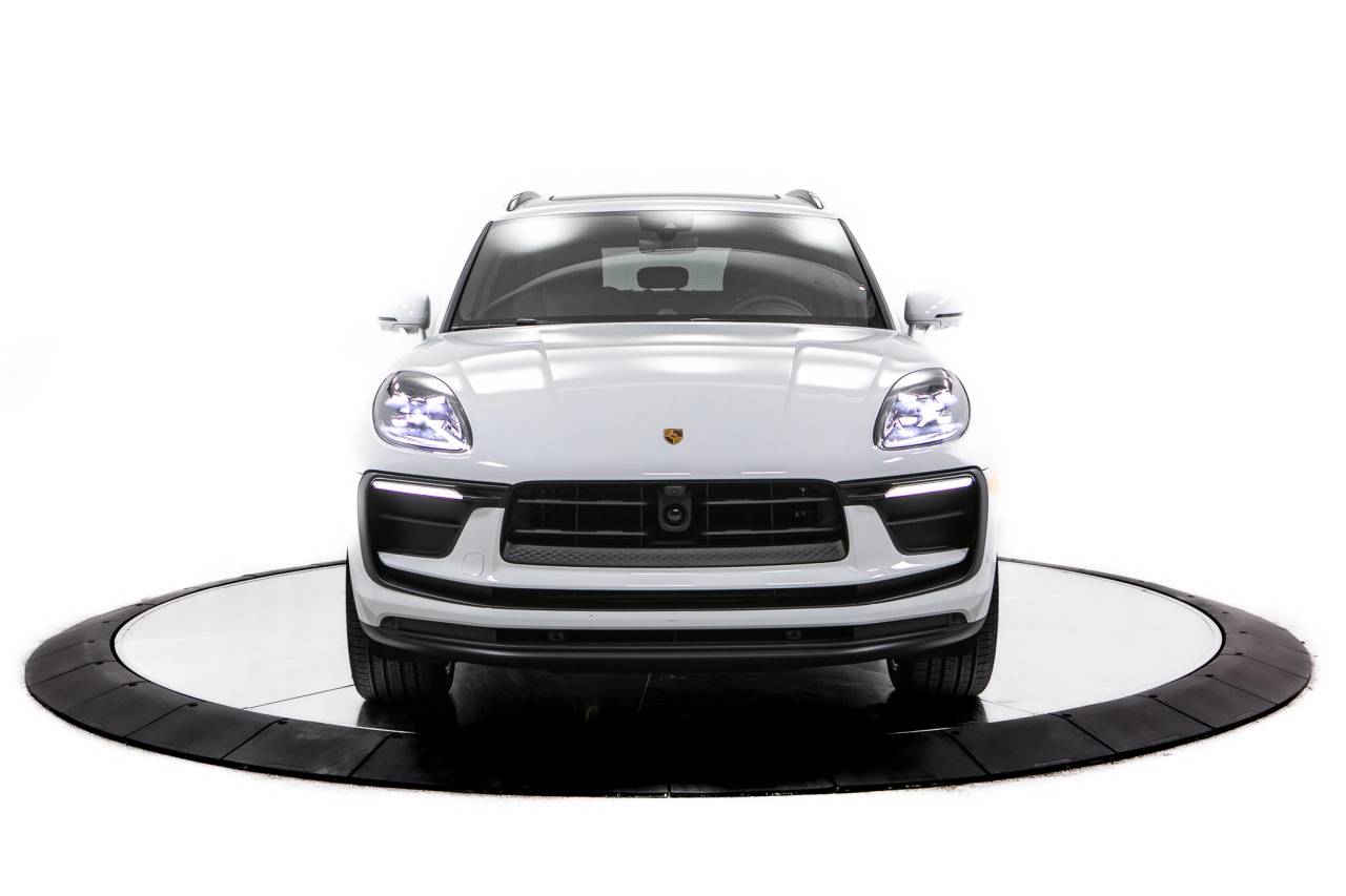Thumbnail: 2026 Porsche Macan - 10