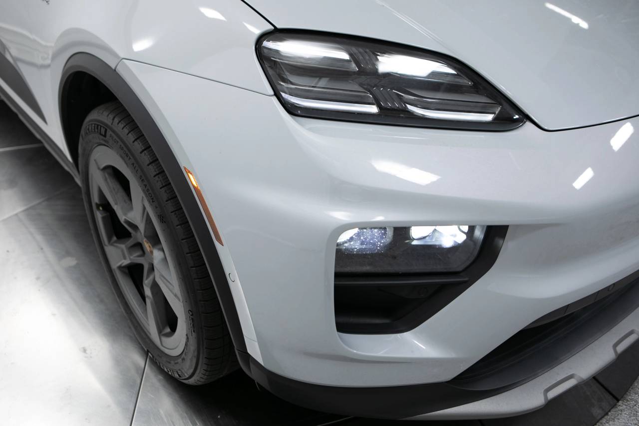 Thumbnail: 2026 Porsche Macan - 12