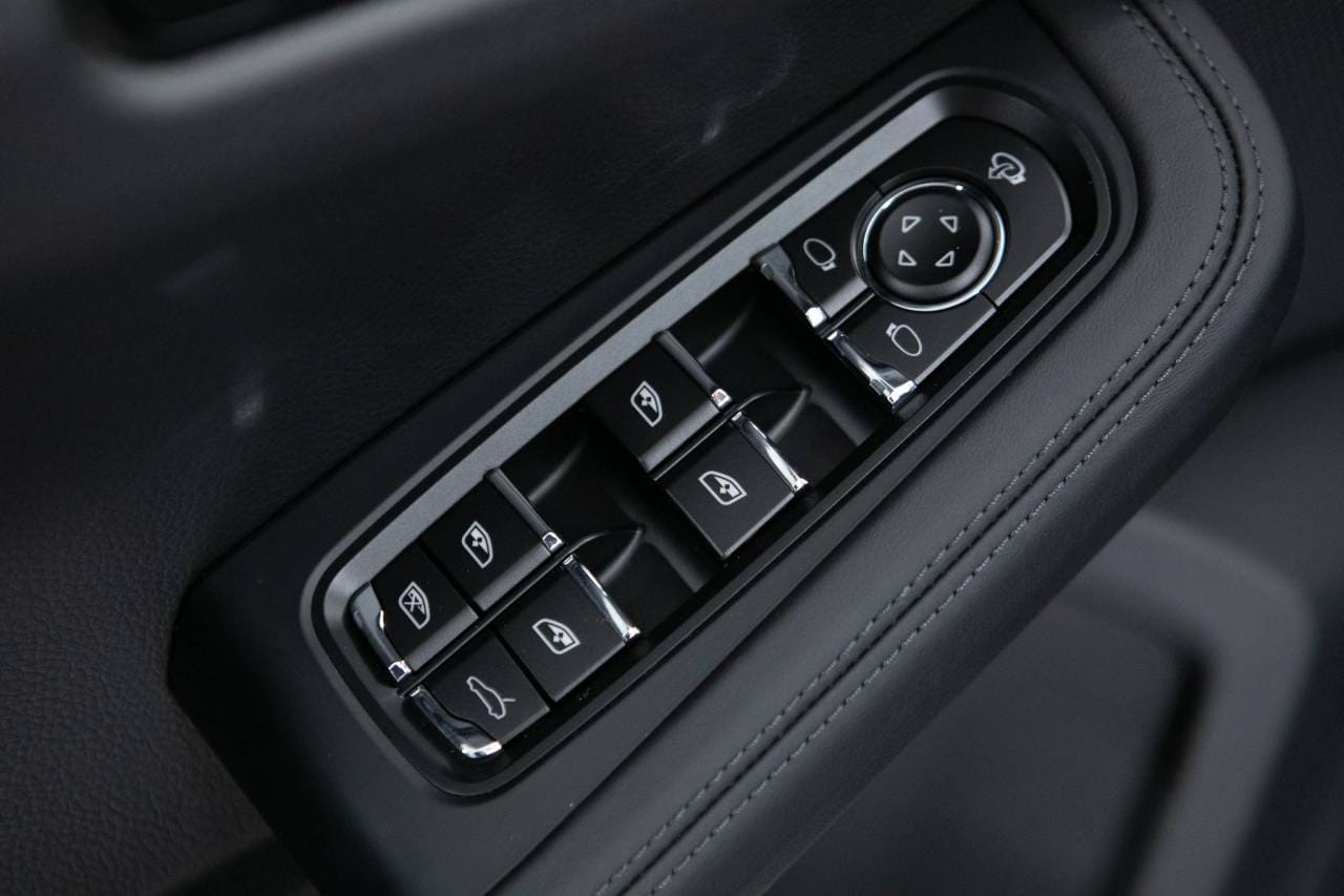 Thumbnail: 2026 Porsche Macan - 25