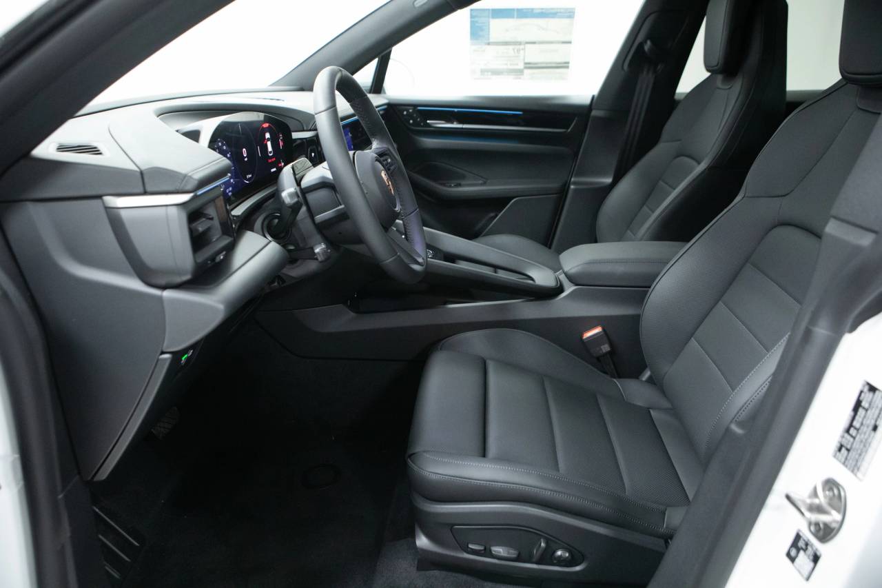 Thumbnail: 2026 Porsche Macan - 23