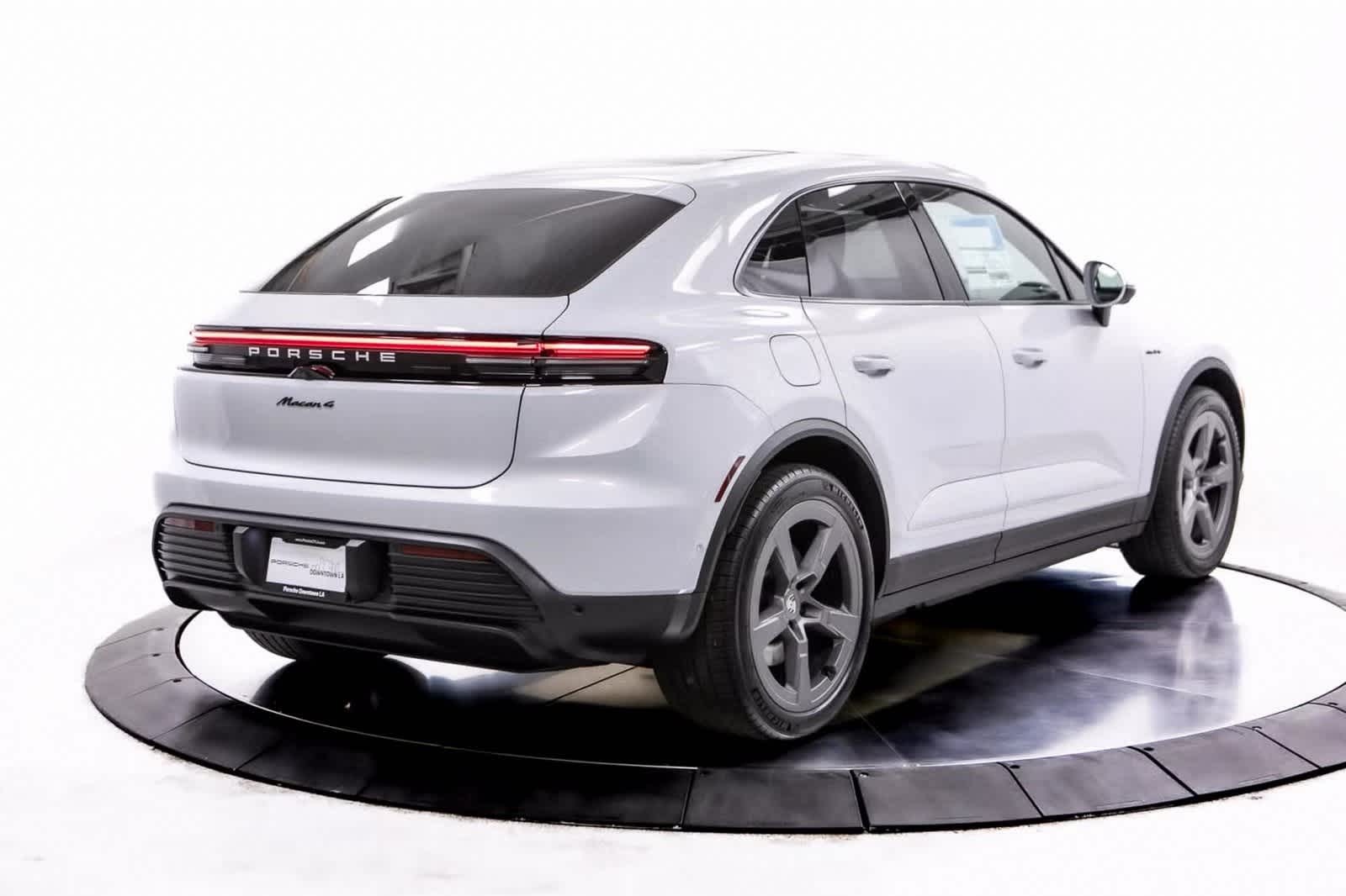 Thumbnail: 2025 Porsche Macan - 7