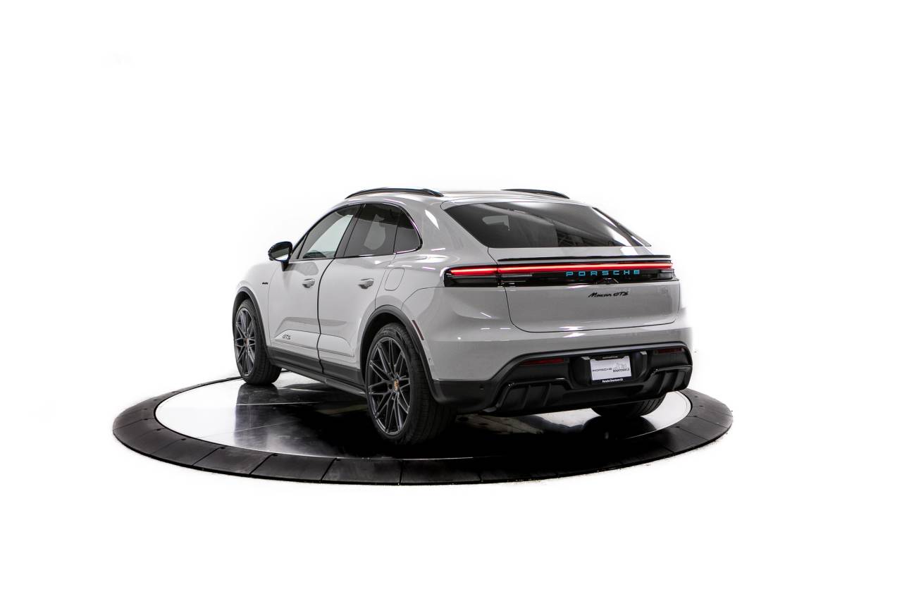Thumbnail: 2026 Porsche Macan - 3