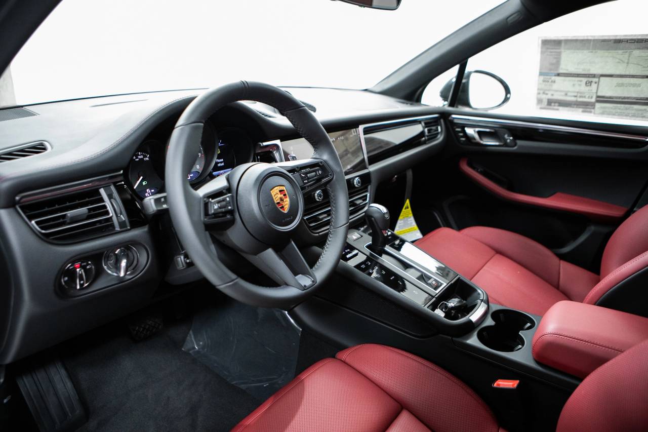 Thumbnail: 2026 Porsche Macan - 4