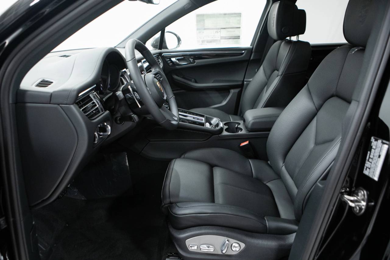 Thumbnail: 2026 Porsche Macan - 23