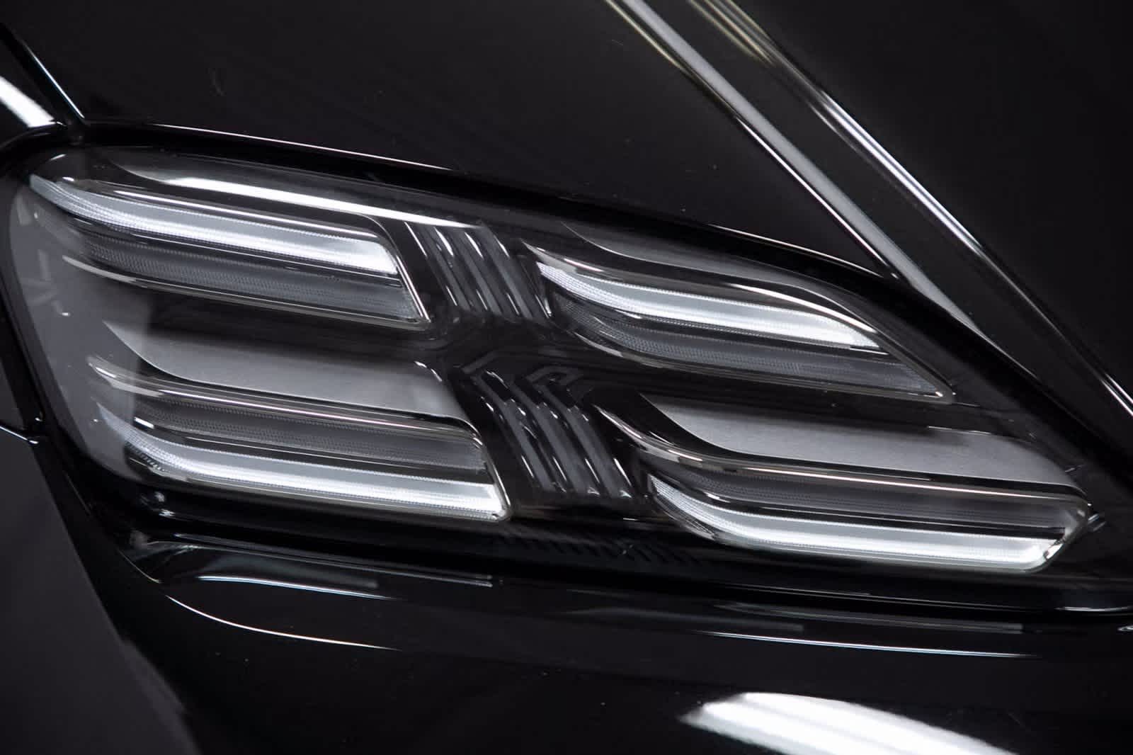 Thumbnail: 2025 Porsche Macan - 32