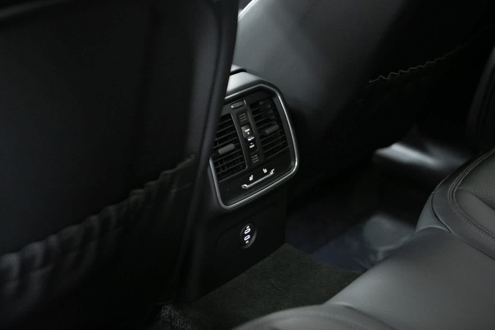 Thumbnail: 2025 Porsche Macan - 29