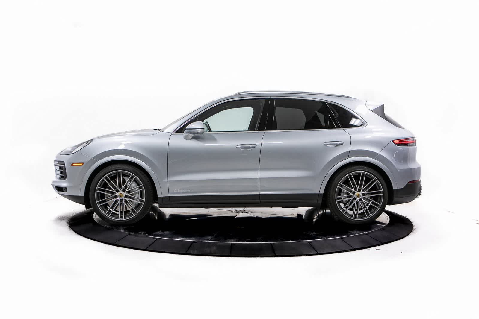 2022 Porsche Cayenne Base photo 2