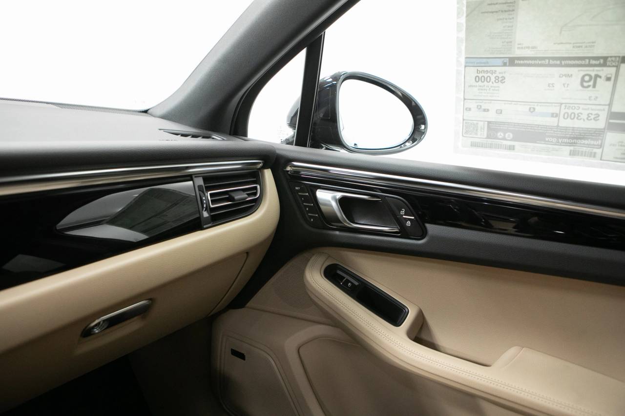 Thumbnail: 2026 Porsche Macan - 30