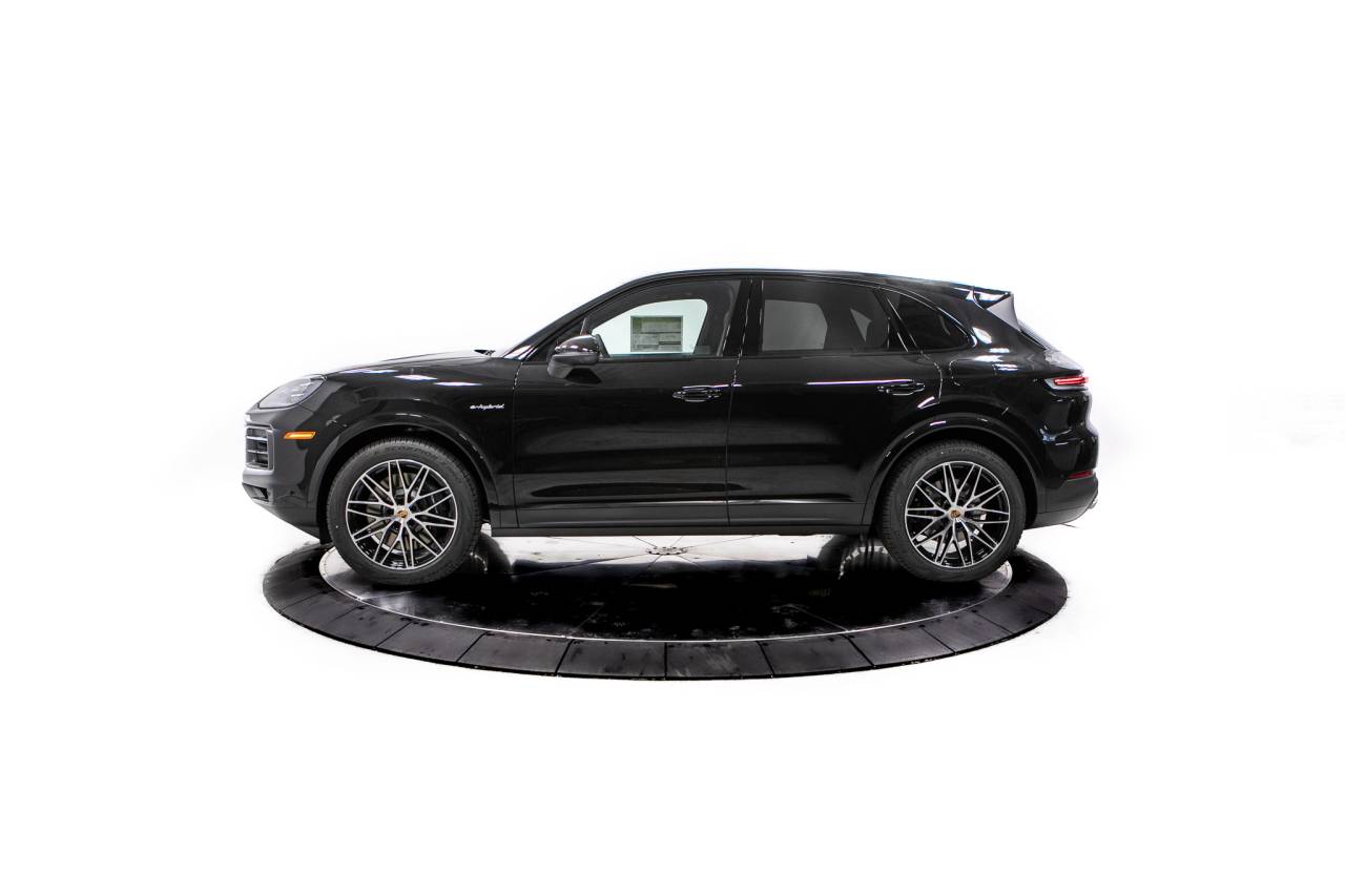 2026 Porsche Cayenne E-Hybrid photo 2