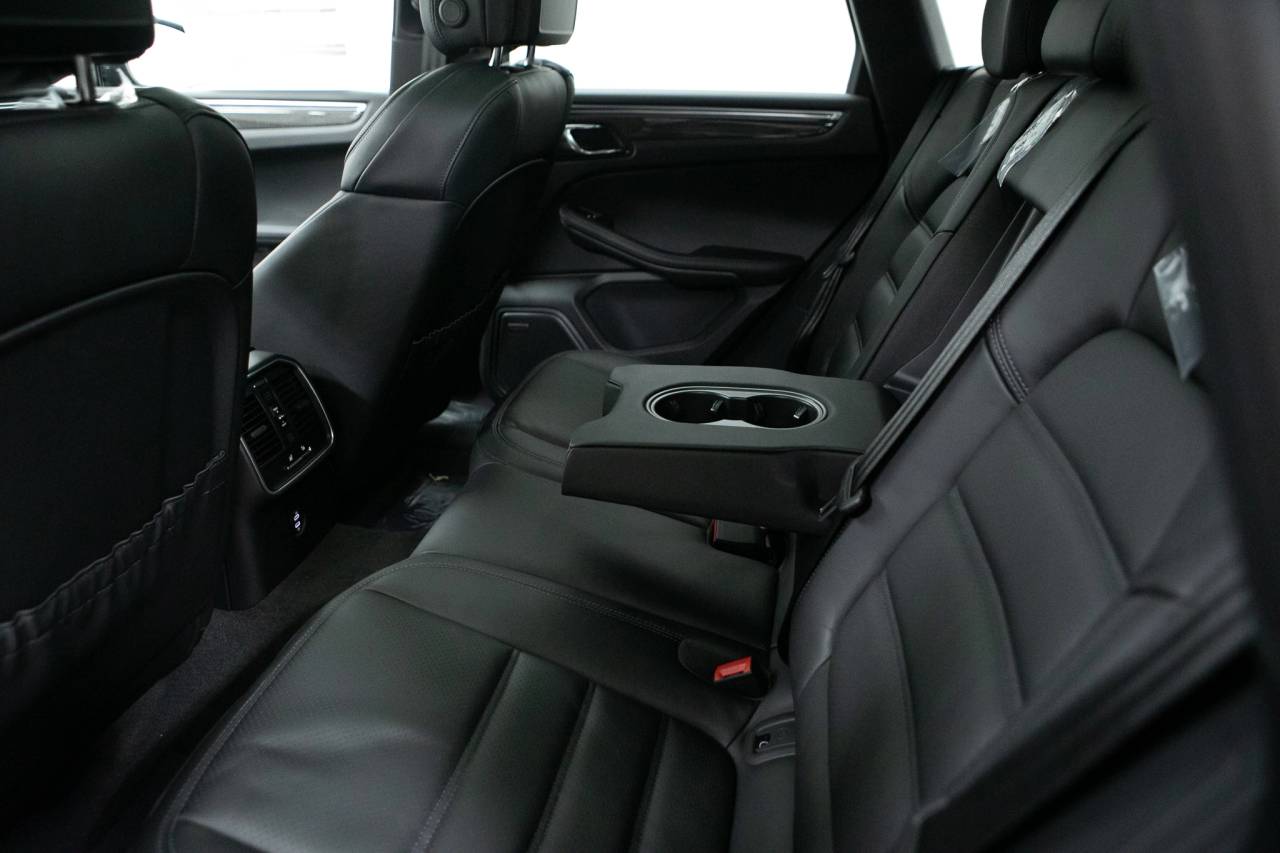 Thumbnail: 2026 Porsche Macan - 36
