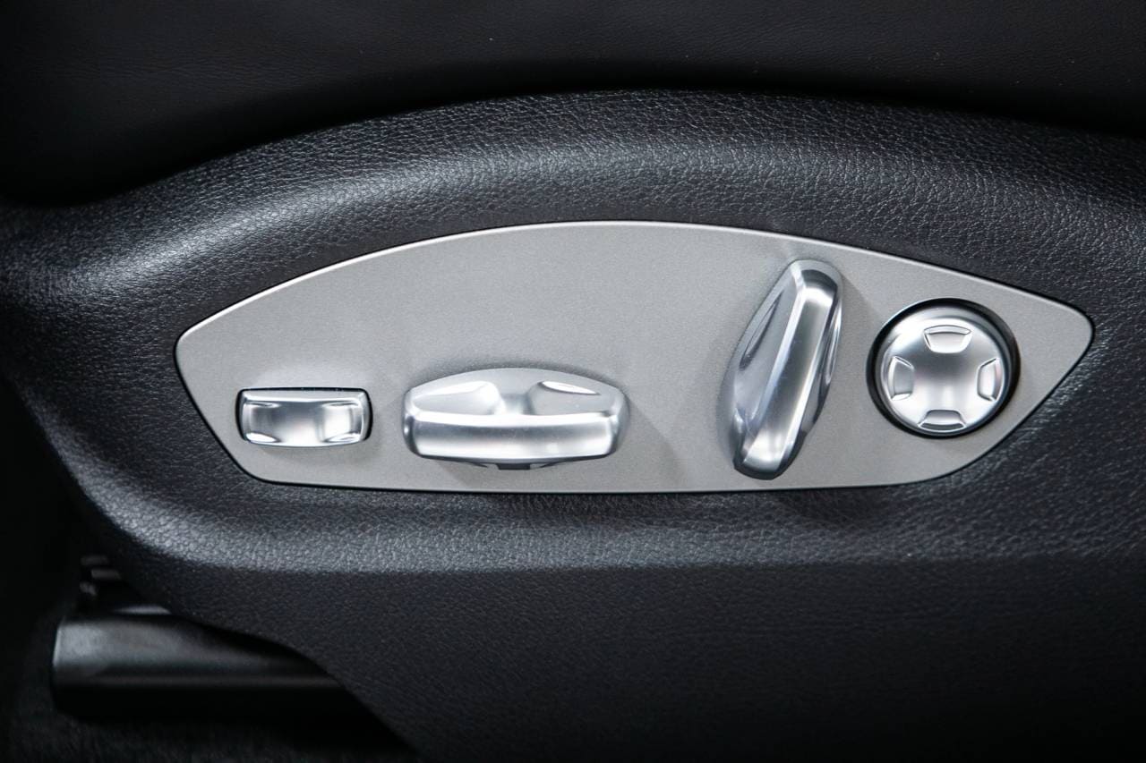 Thumbnail: 2026 Porsche Macan - 24