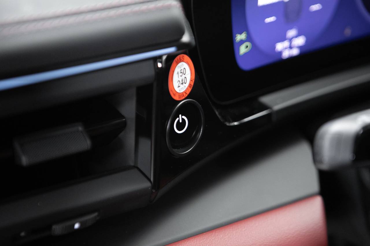 Thumbnail: 2026 Porsche Macan - 27