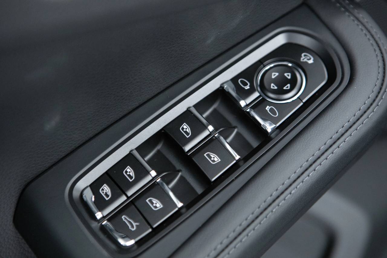 Thumbnail: 2026 Porsche Macan - 25