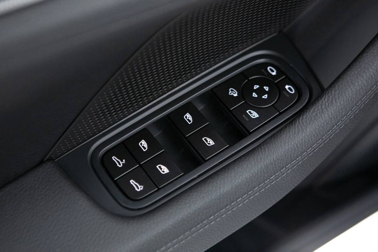 Thumbnail: 2026 Porsche Panamera - 26