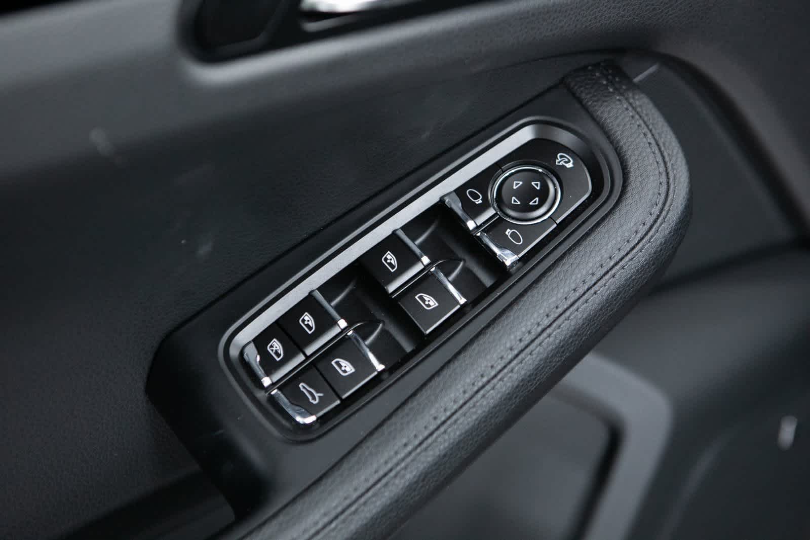 Thumbnail: 2025 Porsche Macan - 18