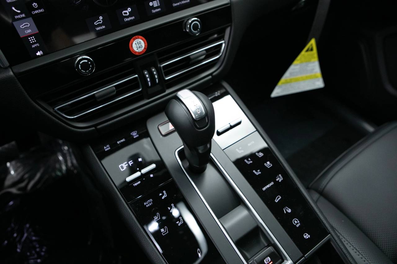 Thumbnail: 2026 Porsche Macan - 28