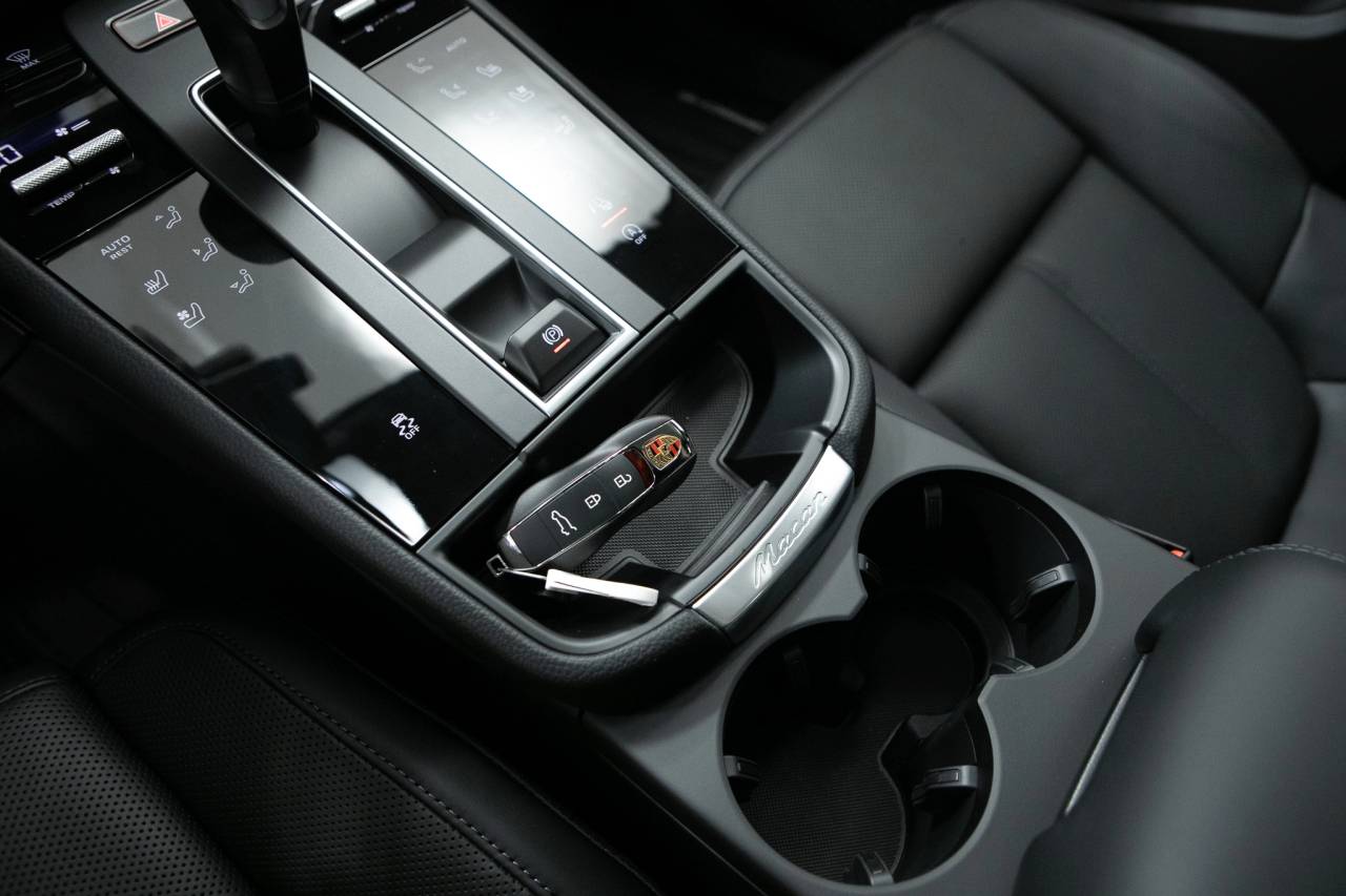 Thumbnail: 2026 Porsche Macan - 31