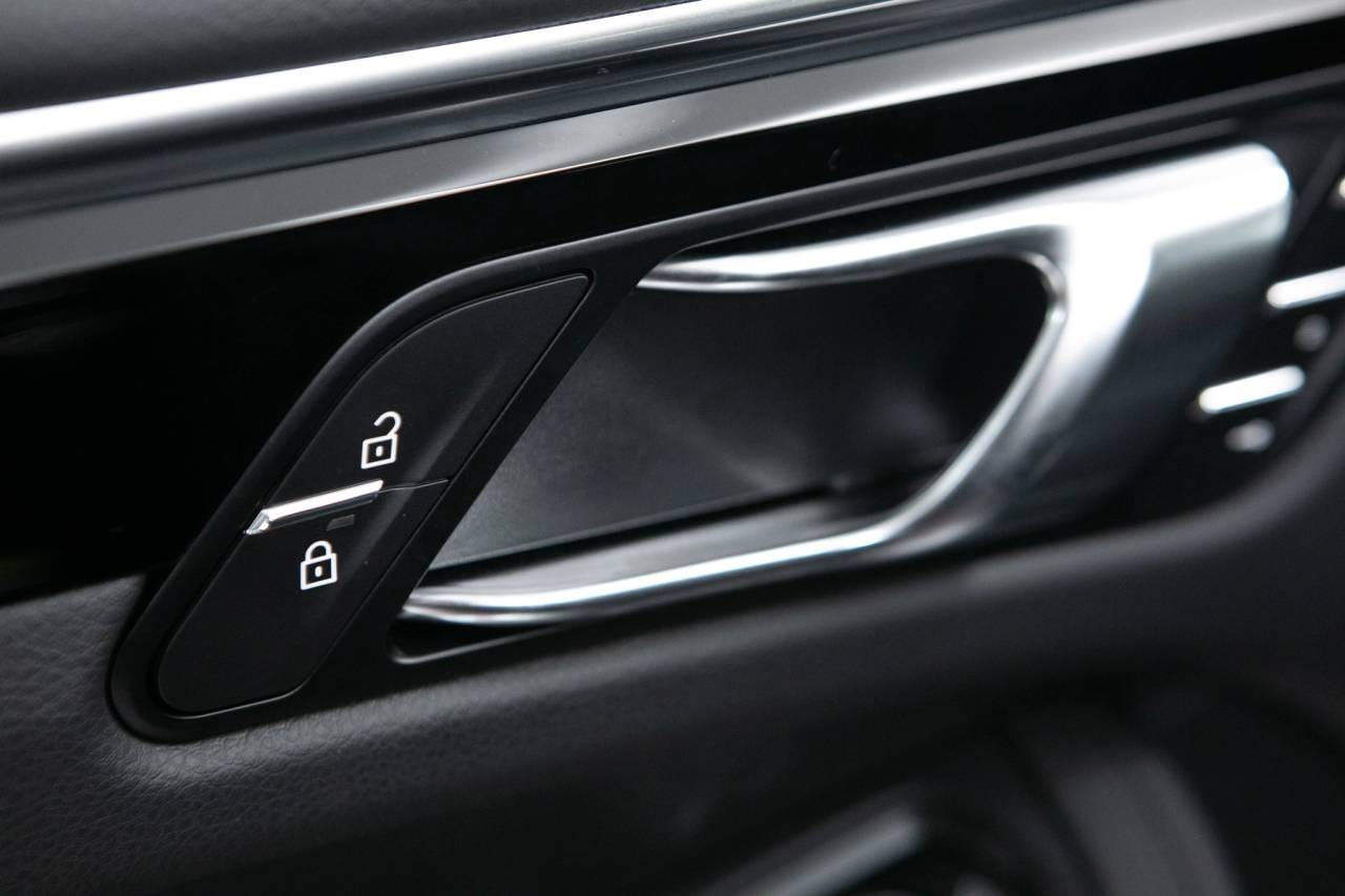 Thumbnail: 2026 Porsche Macan - 25