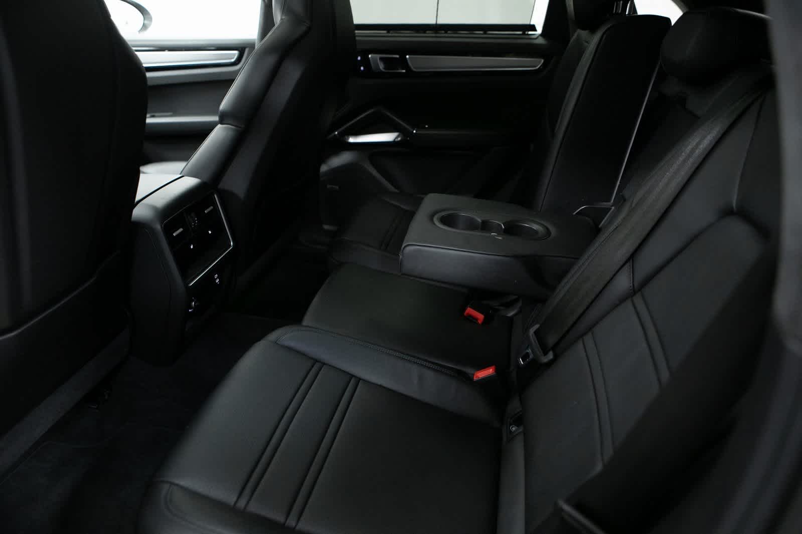 Thumbnail: 2022 Porsche Cayenne - 28