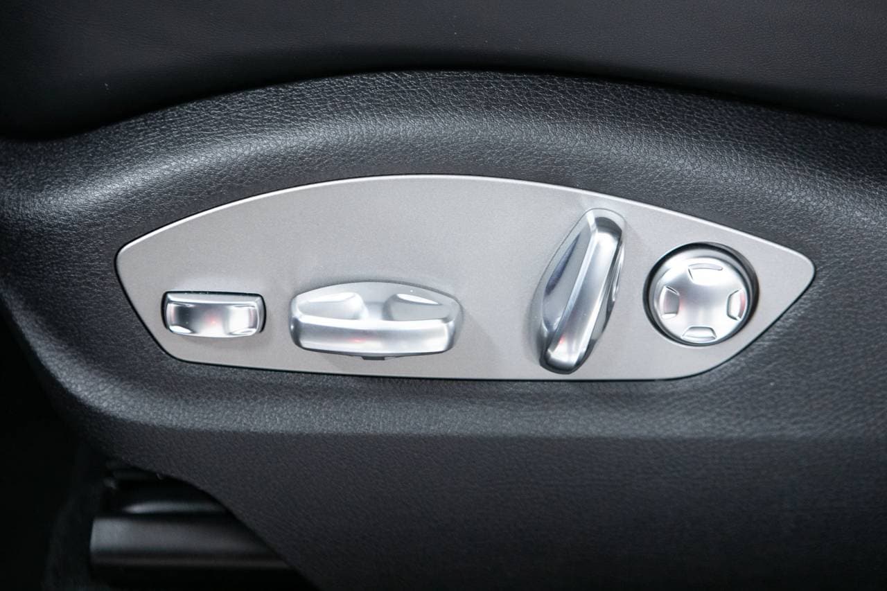 Thumbnail: 2026 Porsche Macan - 23